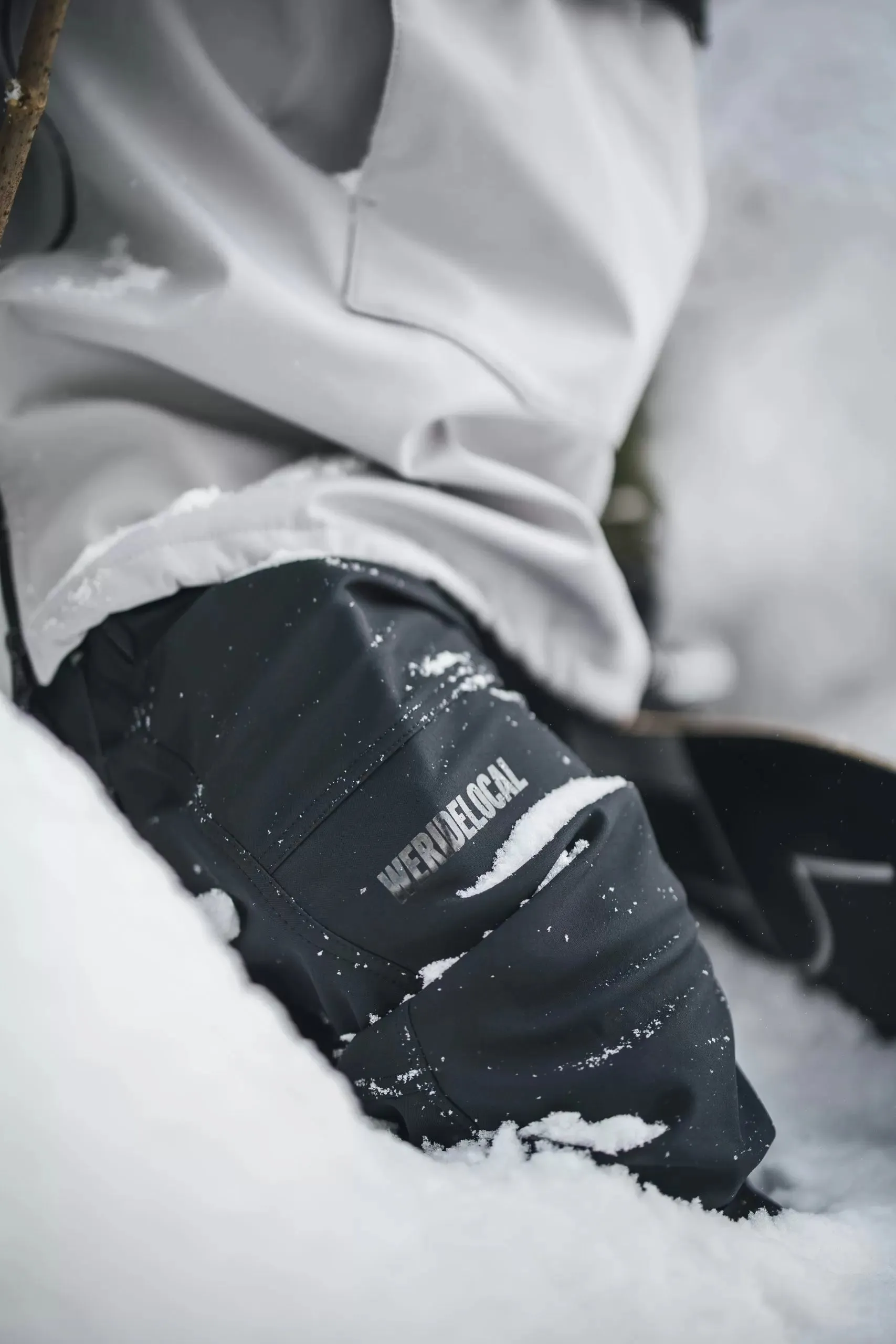 BLACKOUT SNOW PANTS