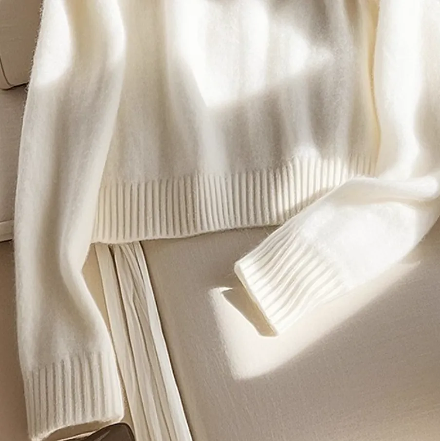 High-end Turtleneck Soft White Knitwear