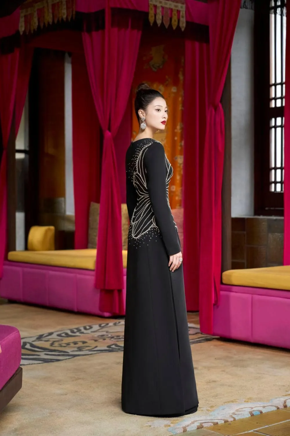 Magnif Sheath Boat Neck Velvet Satin Floor Length Ao Dai